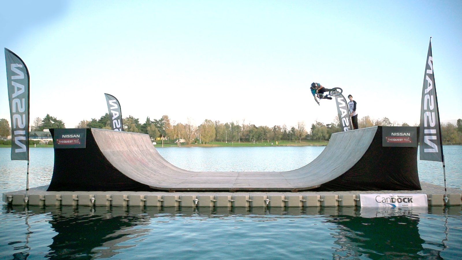 Plataforma flotante con diseño a medida