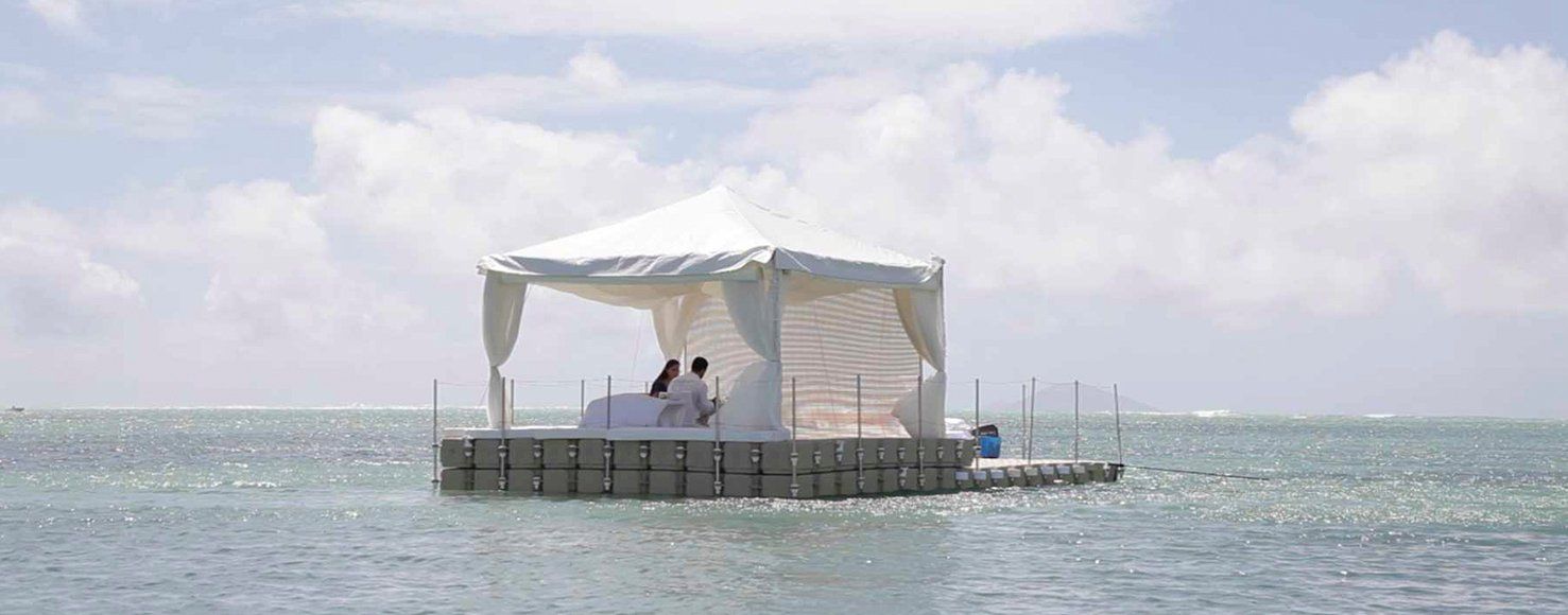 Plataforma flotante Candock con gazebo blanco en el mar