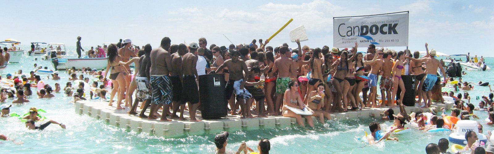 Multitud sobre una plataforma flotante Candock durante un evento en el mar