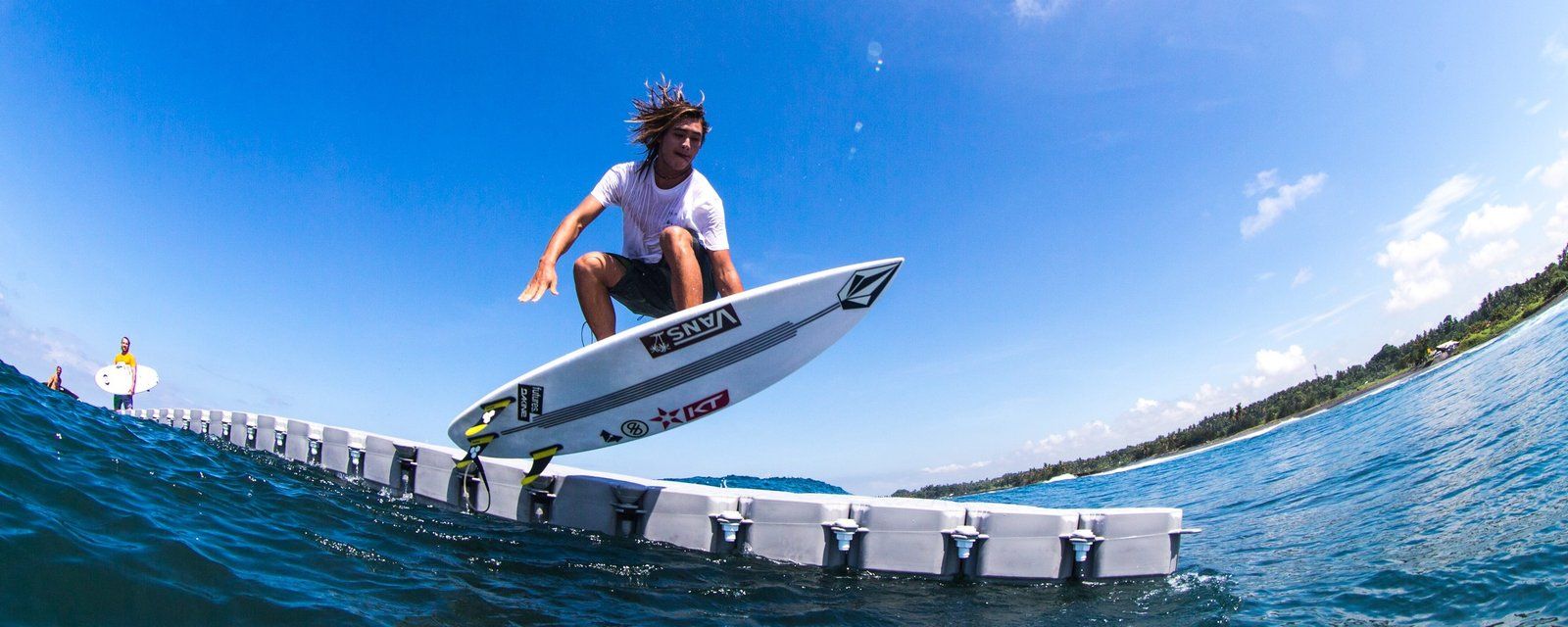 Surfista saltando sobre una pasarela flotante Candock