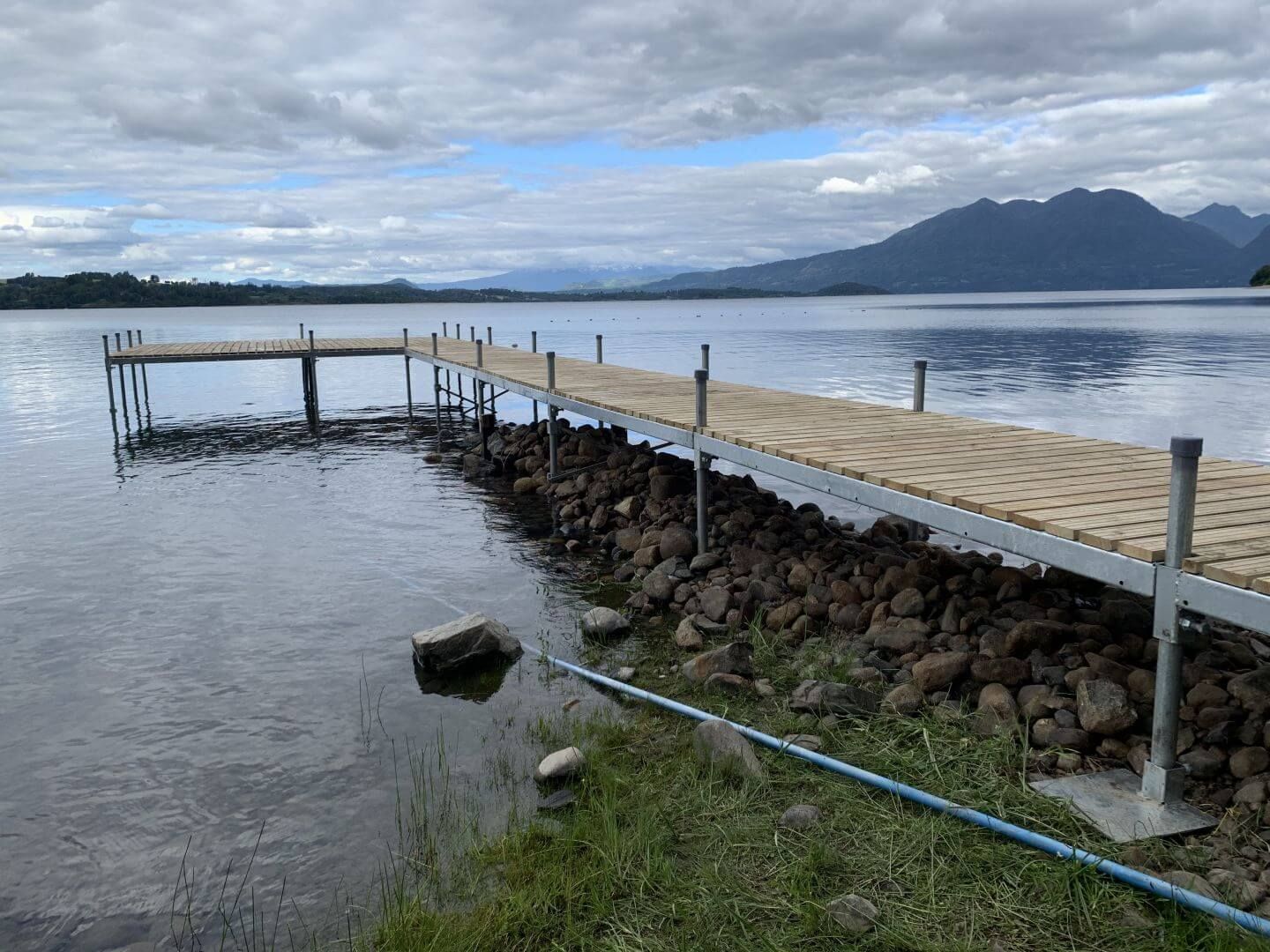 Muelle de Madera 7M sobre estructura galvanizada en un lago de montaña