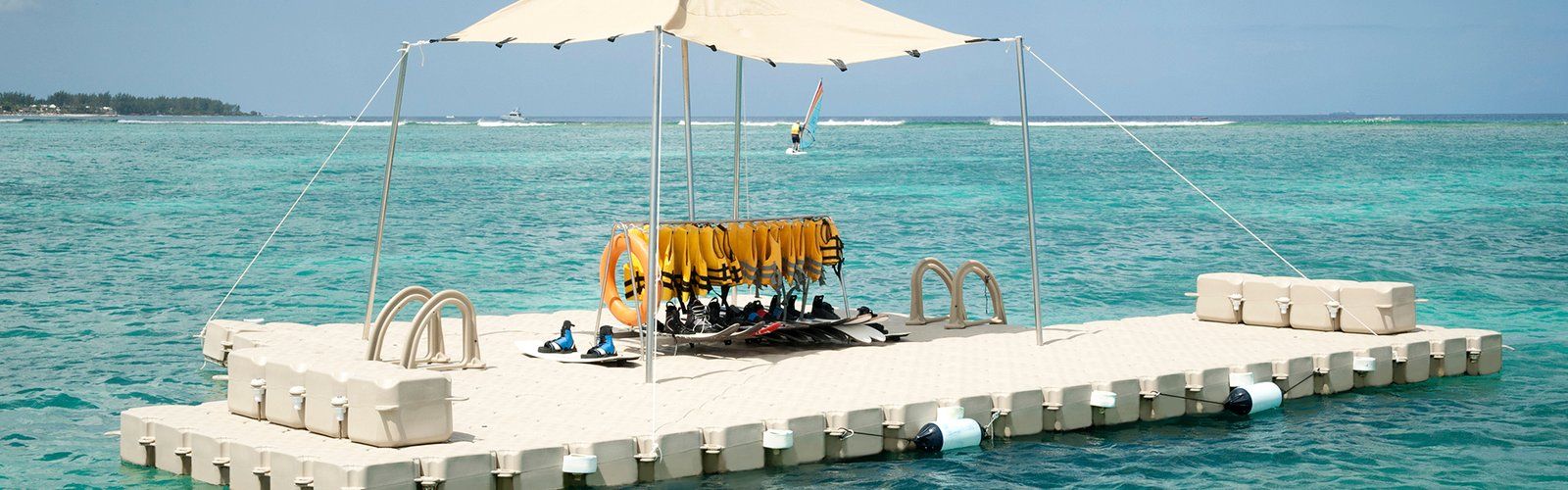 Plataforma flotante Candock con toldo y equipos de buceo en el mar