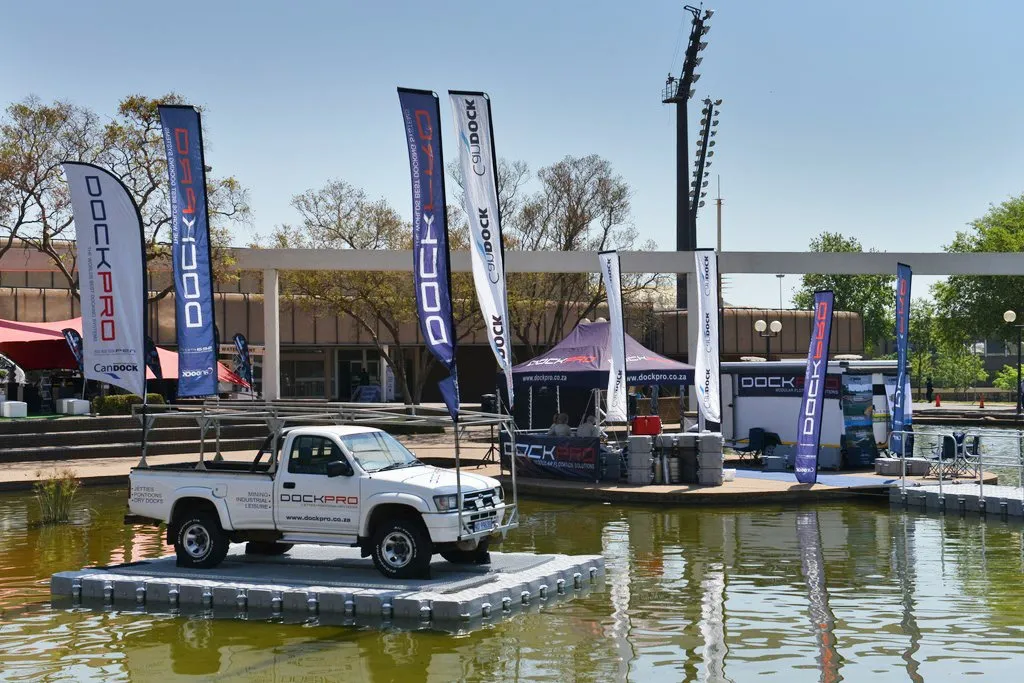 Camioneta 4×4 exhibida sobre una plataforma flotante Candock en un evento