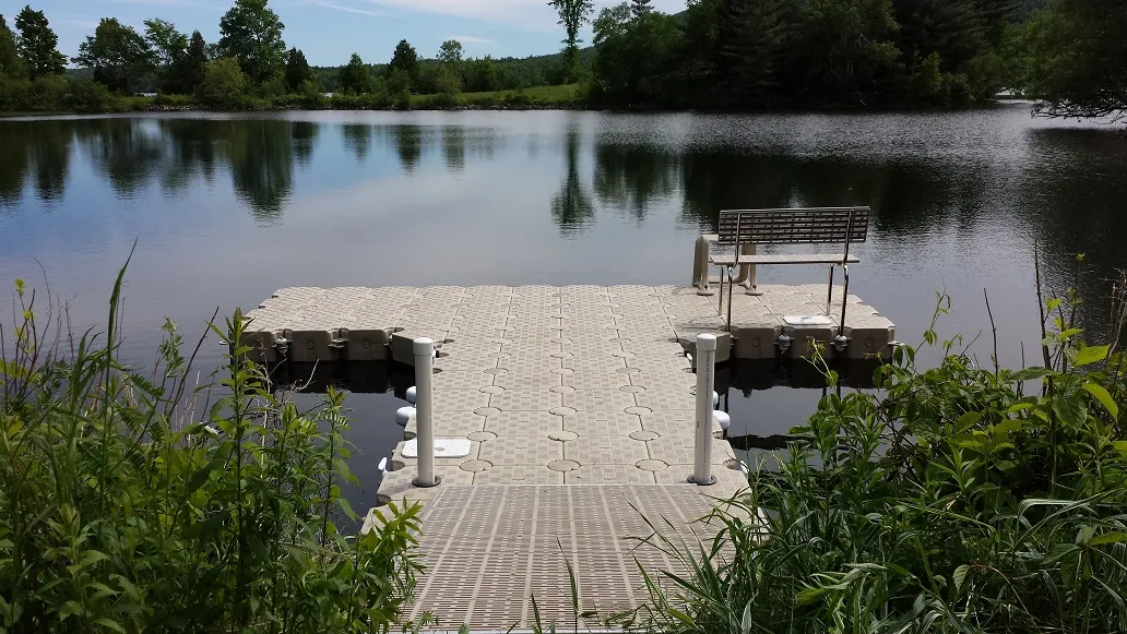 Plataforma flotante Candock con piscina