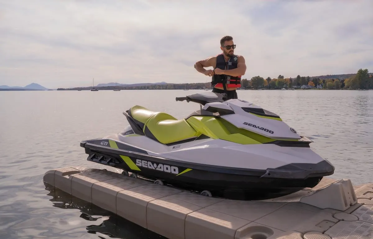 JetRoll unido a un muelle flotante Candock