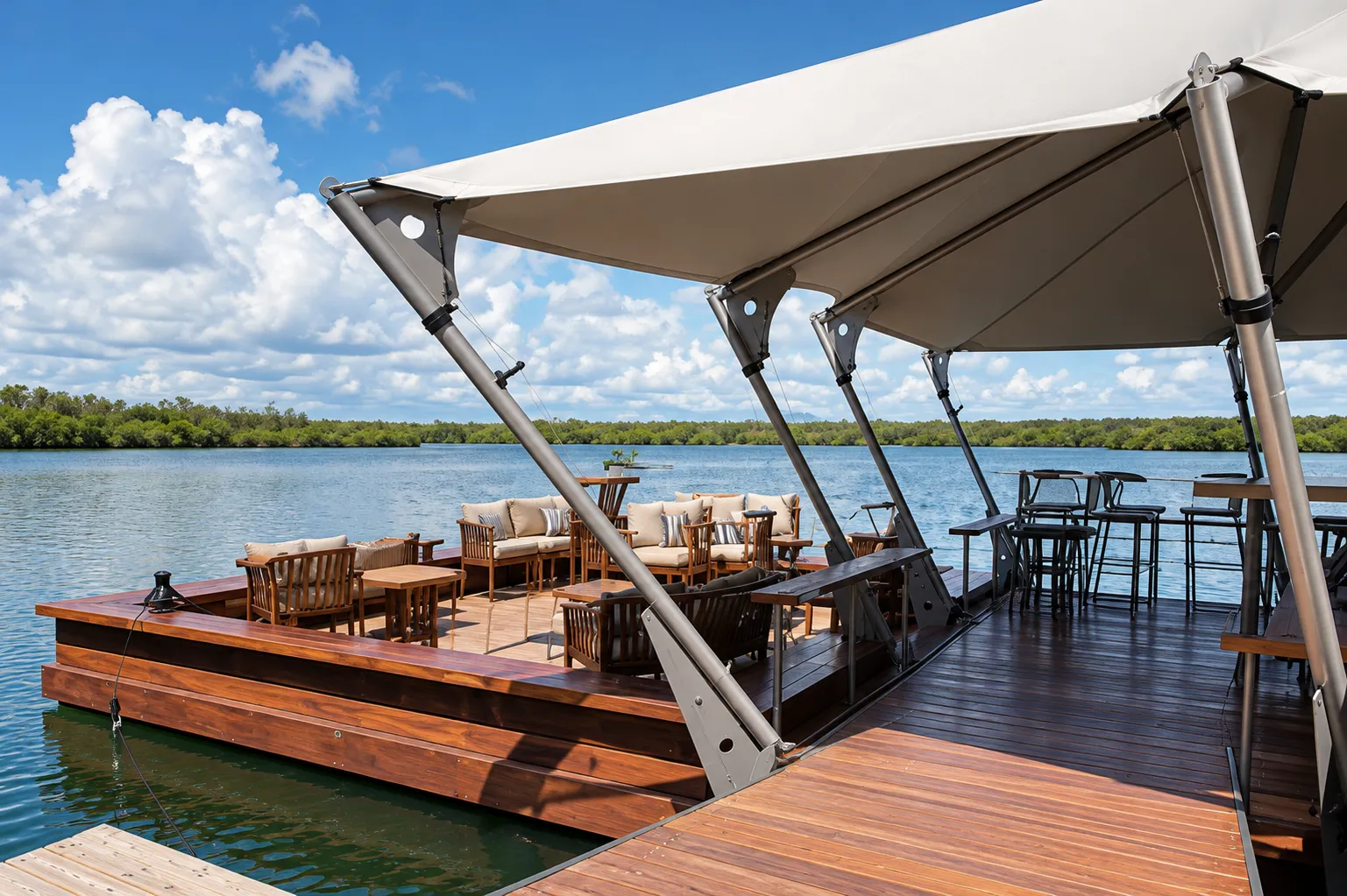 Terraza flotante con deck de madera, mesas y toldo sobre un río
