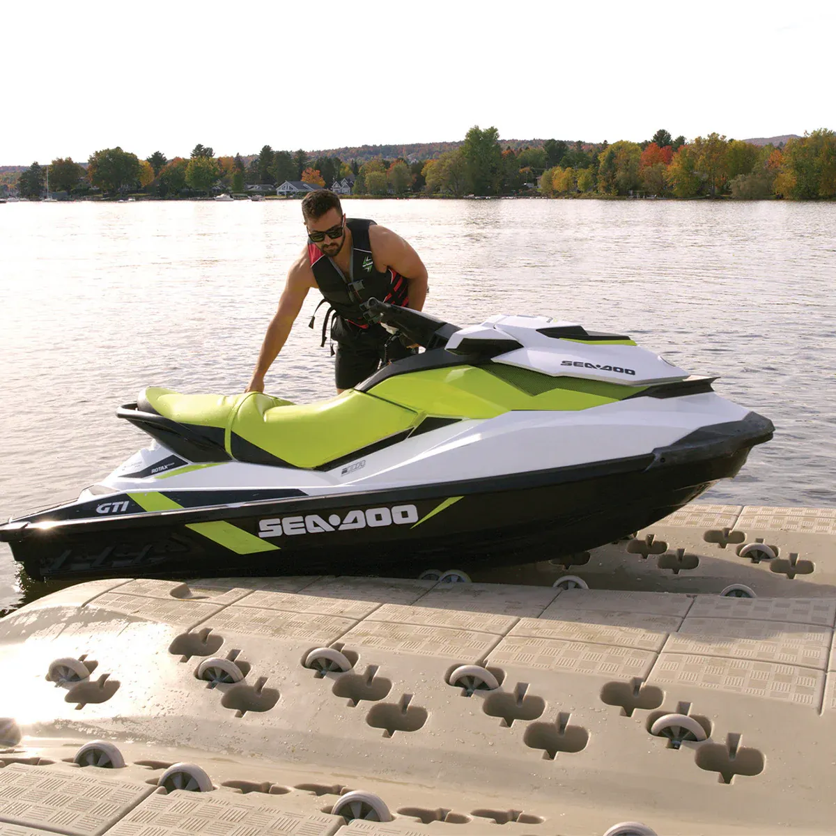 Moto de agua sobre un JetRoll, la cama flotante para motos de agua